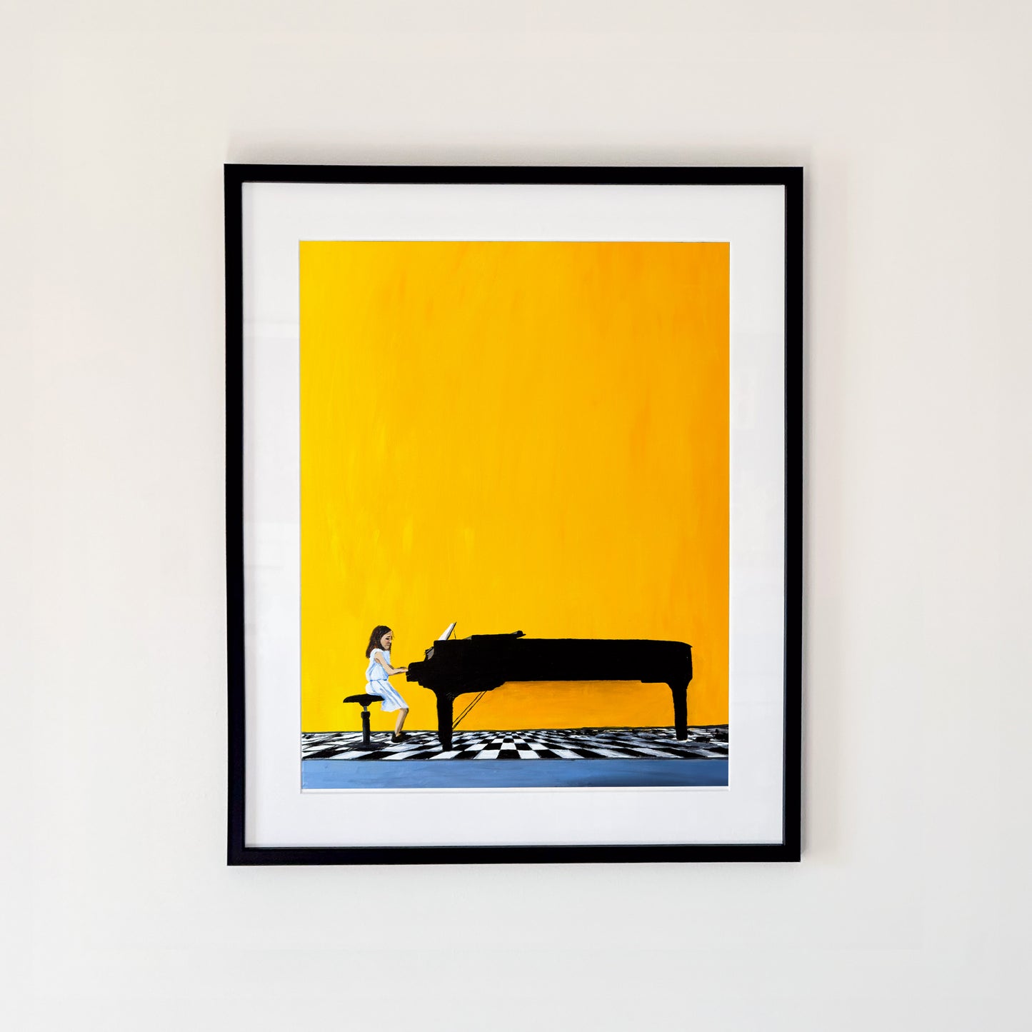 Giclée/Fine Art Print med motiv av en liten flicka vid en stor flygel på en scen med schackrutigt golv mot en gul vägg. Original: "KV 1" 2025. Akryl på duk 60x80 cm. Konstnär: Oskar Gyllenhammar (ogh art) 