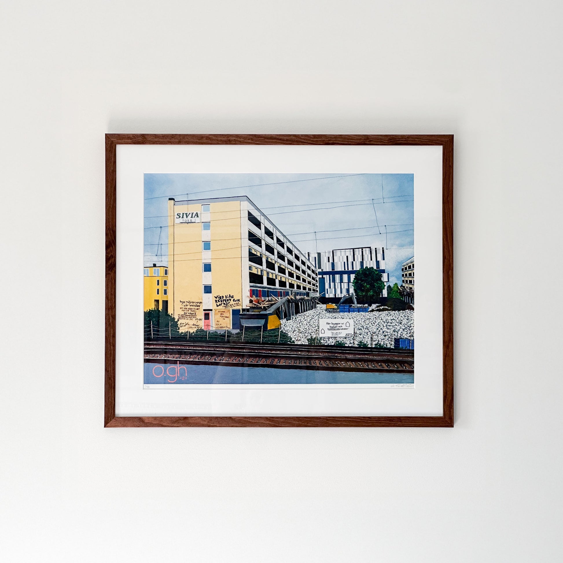 Giclée/Fine Art Print med motiv av rivningen av Sivia Torg i Uppsala. I förgrunden skymtar tågrälsen. Original: "Nedmontering" 2024. Olja/mixed media på duk 100x80 cm. Konstnär: Oskar Gyllenhammar (ogh art) 