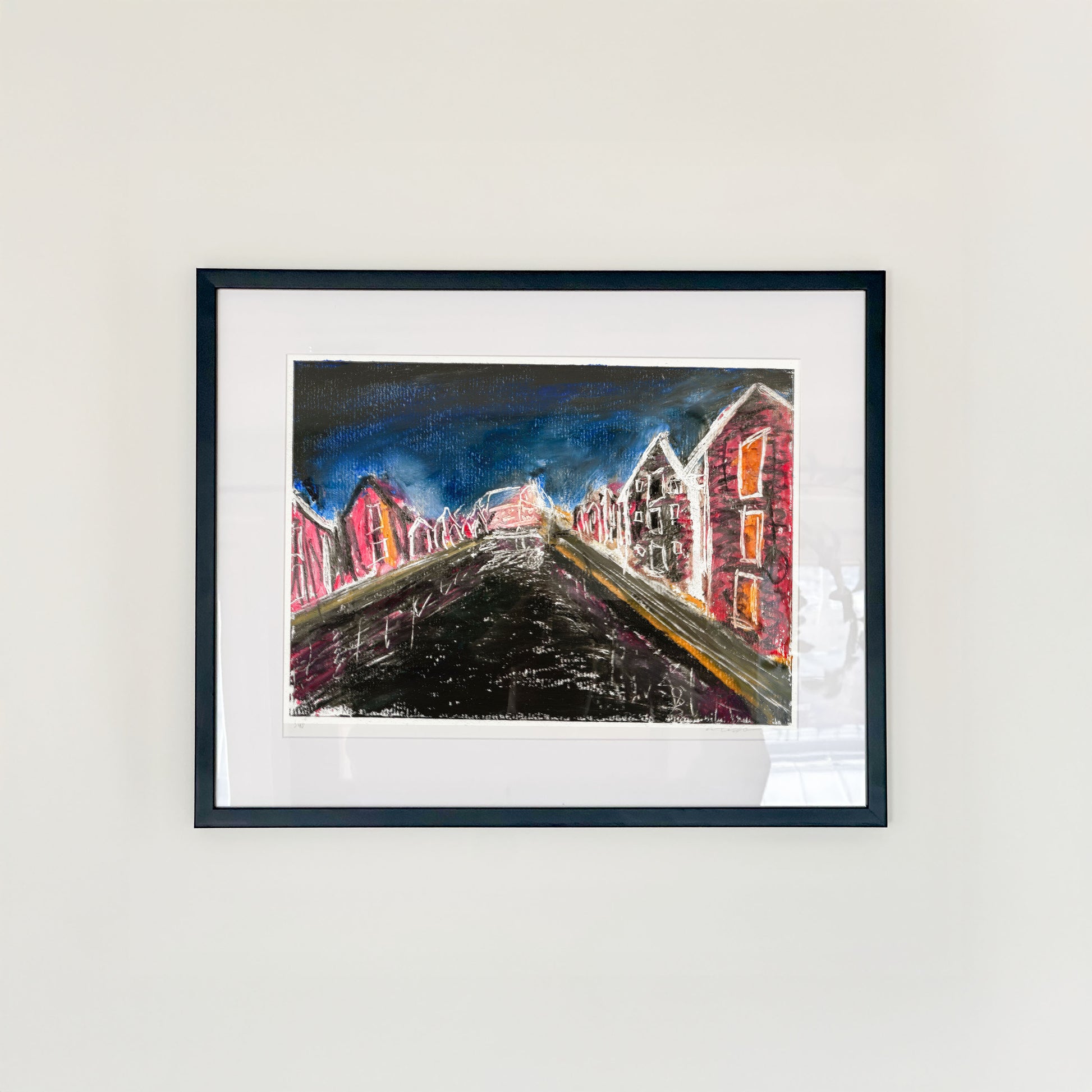 Giclée/Fine Art Print med motiv av sjöbodarna vid Möljen i Hudiksvall (Glada Hudik, Hälsingland) om natten. Original: "Sjöbodar i natten" 2024. Oljepastell på papper ca 17x12 cm. Konstnär: Oskar Gyllenhammar (ogh art)