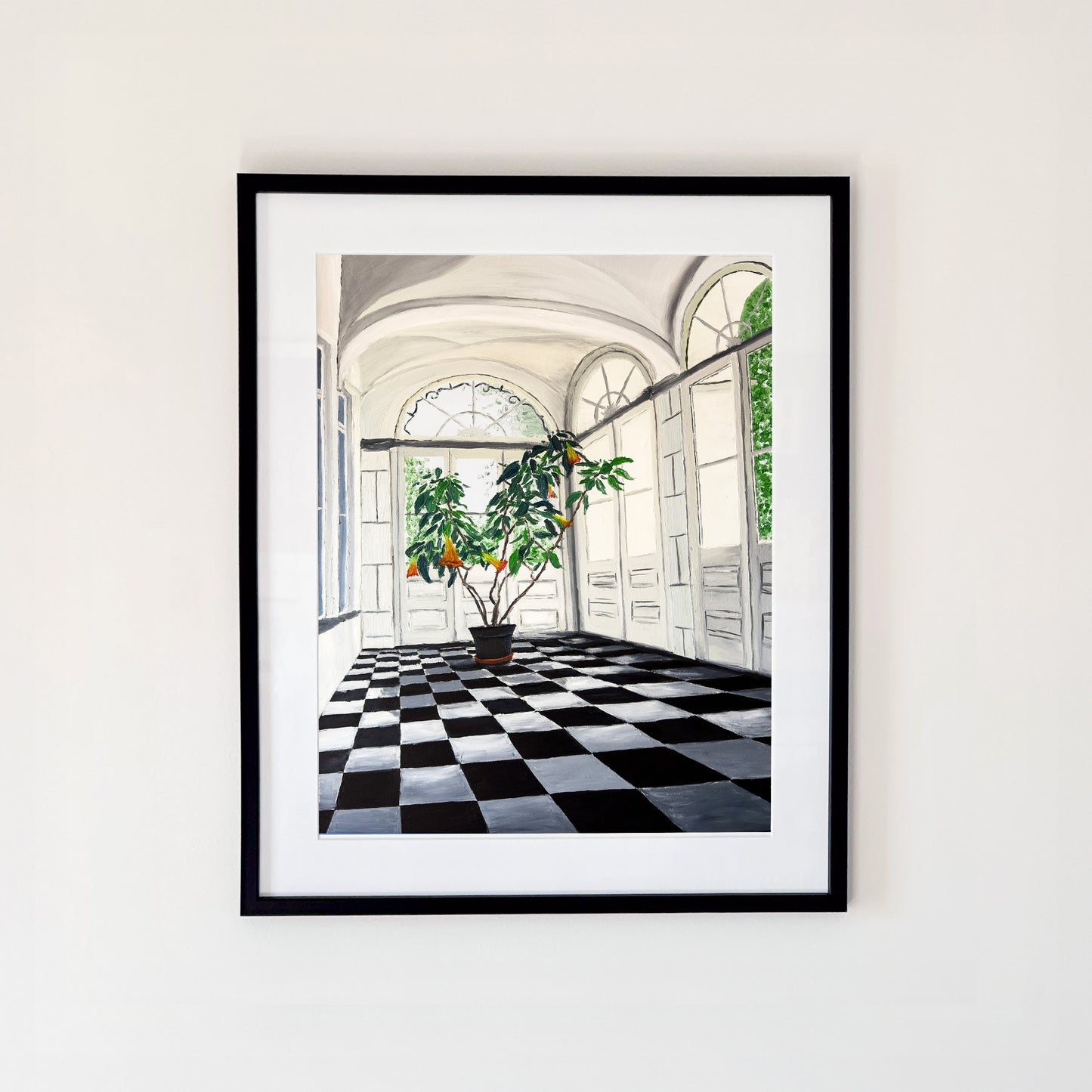 Giclée/Fine Art Print med motiv av tamburen/hallen/entrén till baron von Wulffs sommarresidens/herrgård i Gaujiena, Lettland. Schackrutigt golv, stora fönster och en stor växt badar i solljus. Original: "Ljuset i baron von Wulffs tambur" 2025. Olja på duk 73x92 cm. Konstnär: Oskar Gyllenhammar (ogh art) 