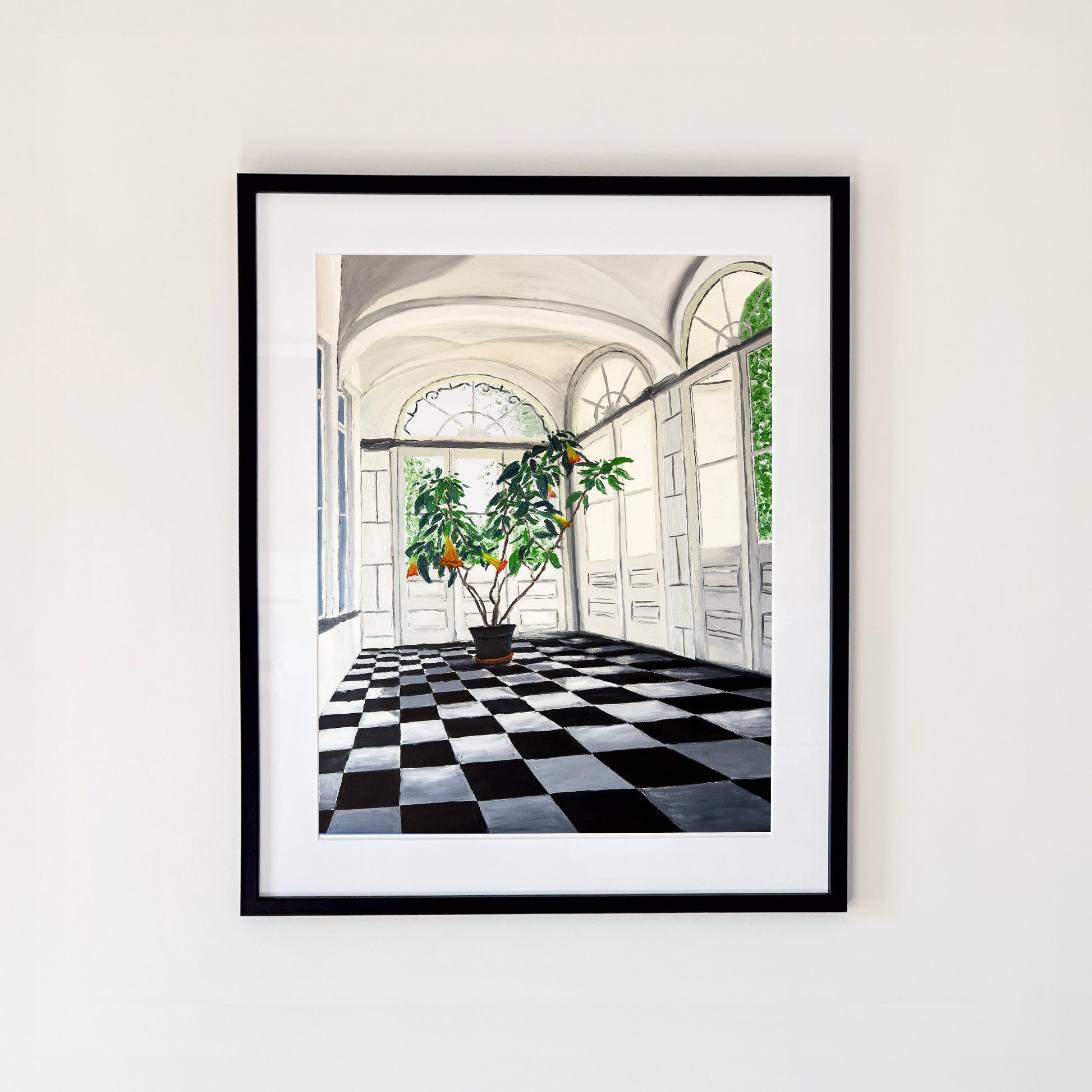 Giclée/Fine Art Print med motiv av tamburen/hallen/entrén till baron von Wulffs sommarresidens/herrgård i Gaujiena, Lettland. Schackrutigt golv, stora fönster och en stor växt badar i solljus. Original: "Ljuset i baron von Wulffs tambur" 2025. Olja på duk 73x92 cm. Konstnär: Oskar Gyllenhammar (ogh art) 