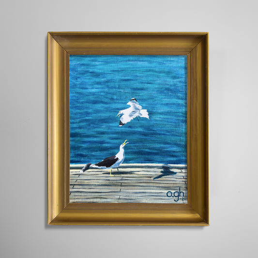 Akrylmålning med motiv av två måsar på en brygga som slåss om en ål