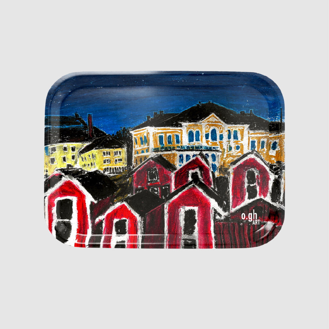 Serveringsbricka med oljepastell-motiv av sjöbodarna vid Möljen i Hudiksvall (Glada Hudik, Hälsingland) i förgrunden och Stadshotellet (Stadt) i bakgrunden. Original: "Vy från Stationsgatan" 2025. Oljepastell på papper A4. Konstnär: Oskar Gyllenhammar (ogh art)