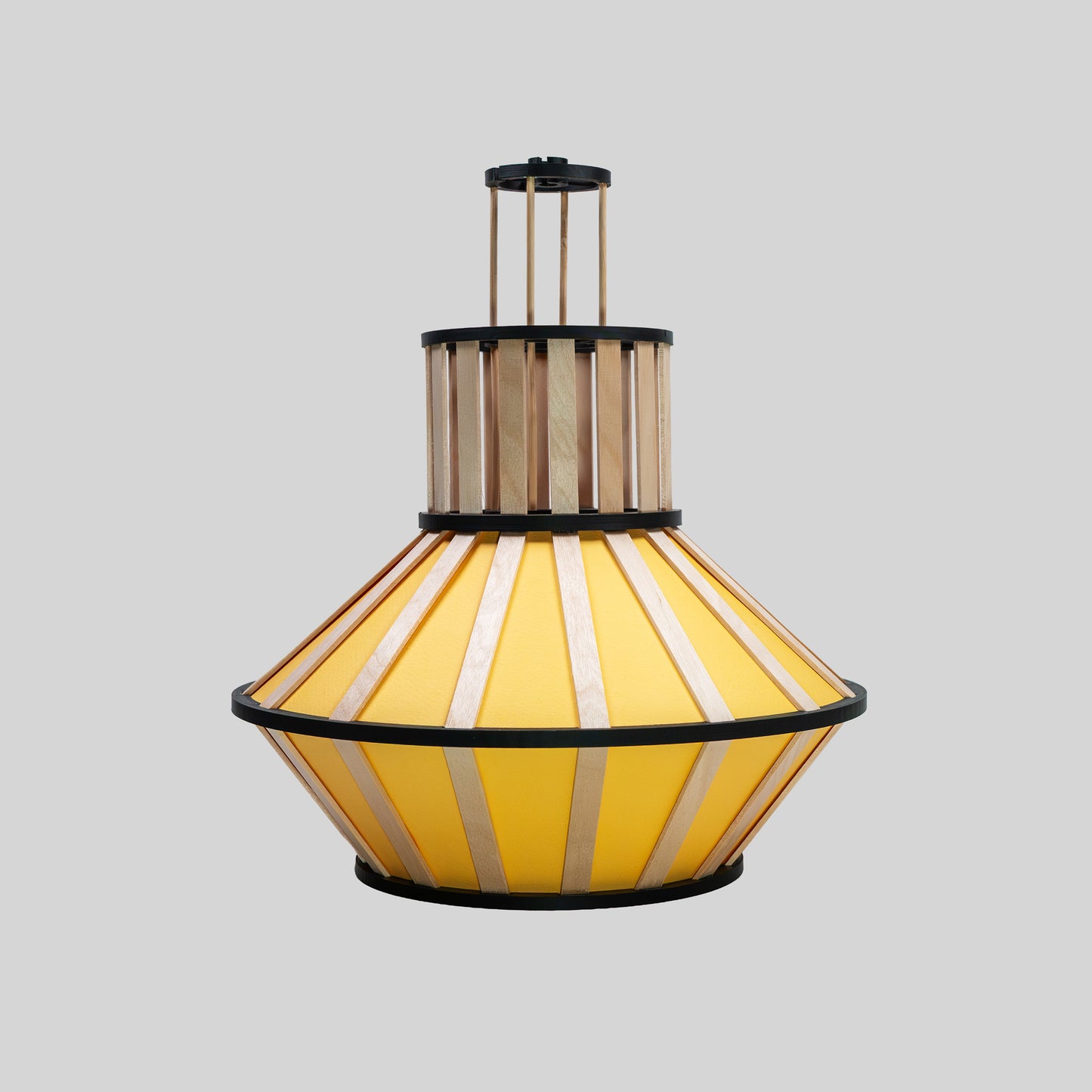 Gul design-lampskärm med svarta delar och trädetaljer