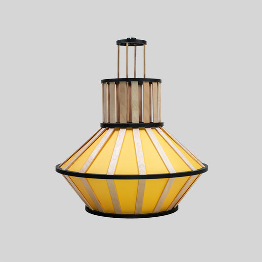 Gul design-lampskärm med svarta delar och trädetaljer