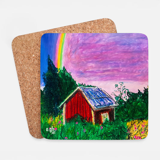 Underlägg (koppunderlägg, glasunderlägg) för glas och koppar med konstmotiv och kork-botten. Motiv: "Delad himmel" 2025. Oljepastell på papper 23x33 cm. Konstnär: Oskar Gyllenhammar (ogh art). Oljepastell-teckning av en röd stuga i skogen (Hälsingland) under en rosa/lila himmel med en regnbåge