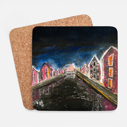 Underlägg (koppunderlägg, glasunderlägg) för glas och koppar med konstmotiv och kork-botten. Motiv: "Sjöbodar i natten" 2024. Oljepastell på papper ca 17x12 cm. Konstnär: Oskar Gyllenhammar (ogh art).  Oljepastell-teckning av sjöbodarna vid Möljen i Hudiksvall (Glada Hudik, Hälsingland) om natten